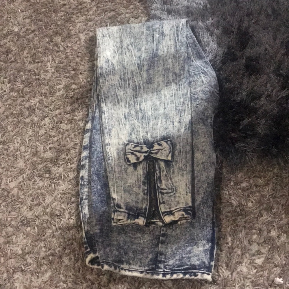 FOREVER 21 DENIM WASH ANKLE JEANS w/ A BOW - NEW